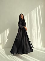 عباية دبل كلوش بتطريز ورد اسود على الأكمام