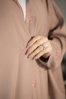 عباية وردي نص بشت بتطريز وردي