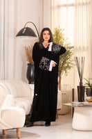 عباية مخمل اسود باكمام مطرزه بالموف الفاتح