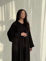 عباية نص كلوش مع قيطان اسود وكم واسع