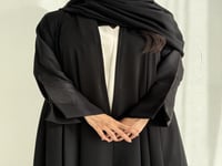 عباية دبل كلوش بتطريز ورد اسود على الأكمام