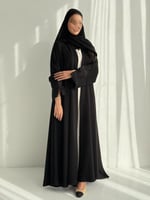 عباية دبل كلوش بتطريز ورد اسود على الأكمام