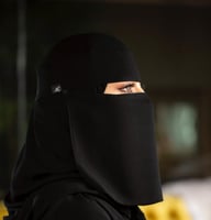 نقاب وسط بمطاط ولاصق