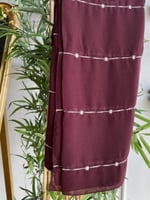 طرحة شيفون عنابي بتطريز ذهبي فاتح