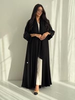 عباية دبل كلوش بتطريز ورد اسود على الأكمام