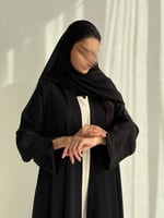 عباية دبل كلوش بتطريز ورد اسود على الأكمام