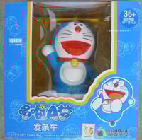 دميه دورايمون مع الصندوق