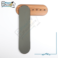 رف خشب معلق على الحائط مع مرآة وعلاقات ملابس من بك...