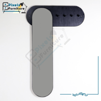 رف خشب معلق على الحائط مع مرآة وعلاقات ملابس من بك...