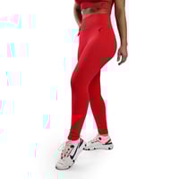 توب رياضي نسائي احمر يوفر الدعم والراحة أثناء التم...