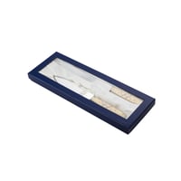 جاروف مع سكين لتقطيع الكيك