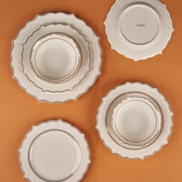 طقم عشاء بورسلان ابيض فاخر نقشات ناعمة وذهبي 24 قط...