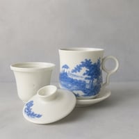 كوب بورسلان ابيض فاخر بغطاء نقشة لون ارزق مع مصفى...