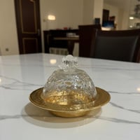 تمرية معدن ذهبي بغطاء زجاج محجر