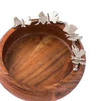 صحن مكسرات خشب هندي بديكور فراشات فضي