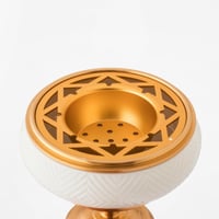 مبخرة بورسلان ابيض بقاعدة وغطاء معدن ذهبي صغيرة