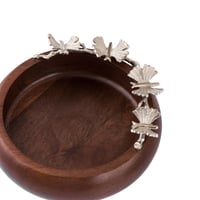 صحن مكسرات خشب هندي بديكور فراشات فضي