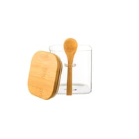 مرطبان زجاج شفاف مربع مع ملعقة خشب للسكر والقهوة ب...