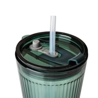 كوب زجاج اخضر بغطاء مع مصاصة