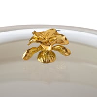 سخان بوفيه بورسلان غطاء زجاج مع قاعدة معدن ذهبي