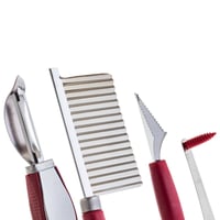 عصارة برتقال مع كوب وادوات تقطيع