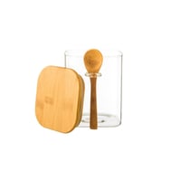 مرطبان زجاج شفاف مربع مع ملعقة خشب للسكر والقهوة ب...