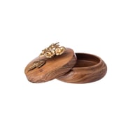 تمرية خشبي بغطاء بروش ذهبي