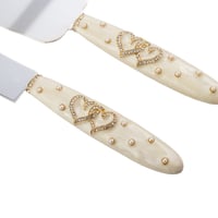 جاروف مع سكين لتقطيع الكيك