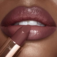 شارلوت تيلبوري طقم احمر شفاه ومحدد شفاه Pillow Tal...