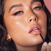 انستازيا مجموعة هوليداي فلفيت للشفاه 2 قطع - كيس و...