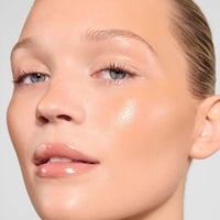 ريفاي طقم توباز ملمع شفاه لامع وهايلايتر سائل قطعت...