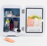 ثلاجة صغيرة للعناية بالبشرة والمكياج 4 لتر