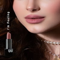 نوره بوعوض احمر شفاة كريمي مخملي ومطفي ناعم على ال...