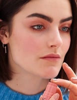 ايلف احمر خدود كريمي ستيك glimmering guava