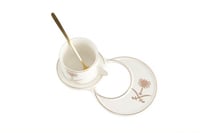 كوب أبيض مع صحن و ملعقة برسلان سيفين ونخلة