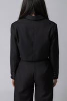 جاكيت رسمي نسائي بقصة قصيرة أسود