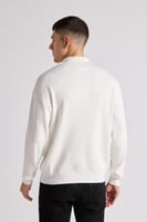 بلوفر بطباعة ورقبة عالية للجنسين أبيض