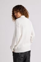 بلوفر بطباعة ورقبة عالية للجنسين أبيض