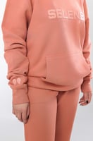 بنطلون بفتحة صغيرة من الأسفل وردي داكن