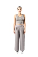 توب نسائي رمادي بدون أكمام مع خط رقبة دائري وشعار...