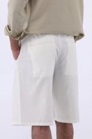 Coastline Ease – شورت خفيف بنَفَس صيفي اوف وايت