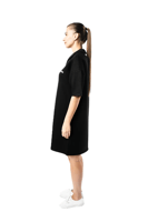 فستان اسود نسائي بياقة علوية وأكتاف منسدلة مع شعار