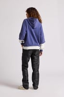 هودي بقصة واسعة Acid Wash وأكمام من لون مختلف للجن...