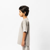 تي شيرت رمادي كبير للأطفال برقبة دائرية وشعار مطبو...