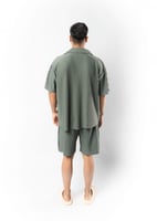 شورت يناسب الجنسين واسع كاكي