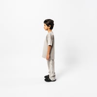 تي شيرت رمادي كبير للأطفال برقبة دائرية وشعار مطبو...