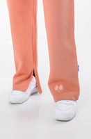 بنطلون بفتحة صغيرة من الأسفل وردي داكن