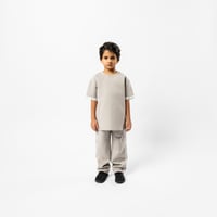 تي شيرت رمادي كبير للأطفال برقبة دائرية وشعار مطبو...