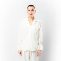 قميص نسائي بأزرار مع أربطة مطاطية عند الرسغين اوف...