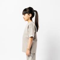 تي شيرت رمادي كبير للأطفال برقبة دائرية وشعار مطبو...